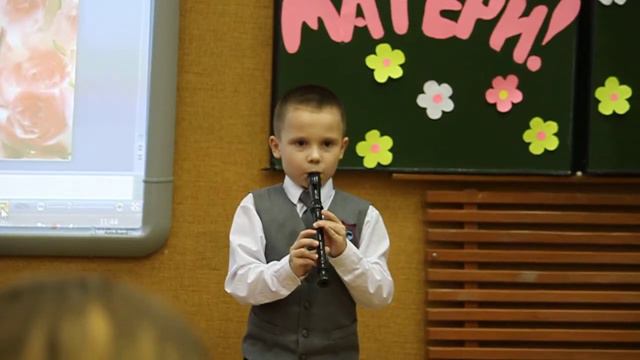 Матвей Орлов играет на флейте. смотреть онлайн