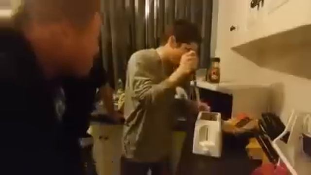 Полный ржач  не суйте нож в тостер  мега приколы с людьми подпивко 2015