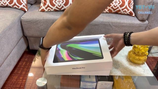 Unboxing MacBook Pro | 13-inch MacBook Pro with M1 Chip (512GB SSD) смотреть онлайн