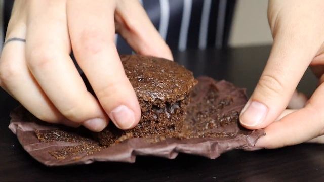 РЕЦЕПТ ШОКОЛАДНЫХ КАПКЕЙКОВ СО СЛИВОЧНЫМ КРЕМ ЧИЗОМ смотреть онлайн