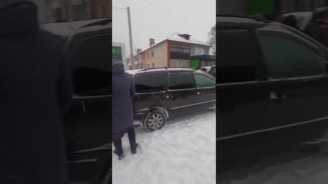 Очередь за привезенной из Польши гуманитарной помощью Наши дни, Украина, г. Ивано-Франковск