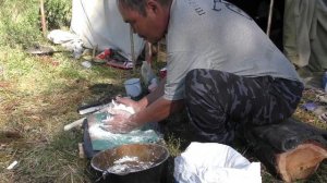 Каюр Паша печёт лепёшки (ЭВЭДЫШКИ)  Быстро ,Ловко ,Вкусно ,Экспедиция Зейского заповедника