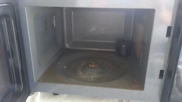 Metal In A Microwave? смотреть онлайн