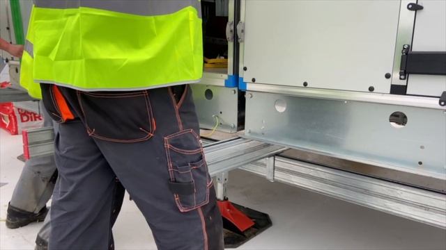 Монтаж вентиляционной установки и чиллера на кровле смотреть онлайн