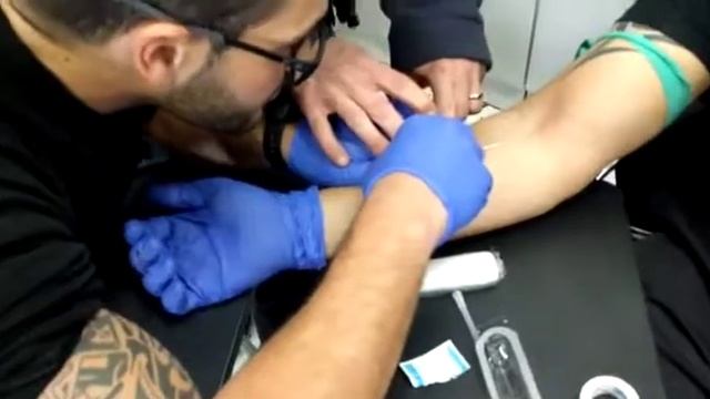 Получение венозного доступа. Первый раз!!! Учебка. смотреть онлайн