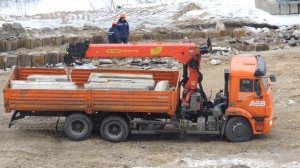 Подъедет кран манипулятор, чтобы выгрузить бетон.