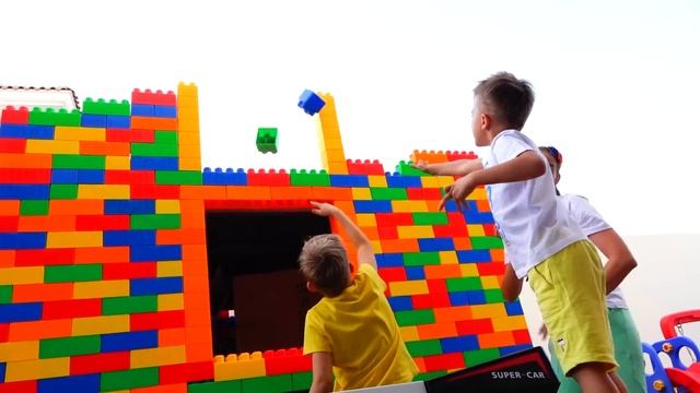 Vlad e Niki brincam com blocos de brinquedo coloridos e constroem uma casa de três níveis смотреть онлайн