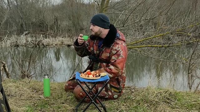 ЖИРНЫЕ БАТОНЧИКИ!!! Душевная рыбалка на поплавок в апреле. Ловля плотвы. смотреть онлайн