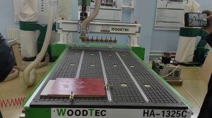 Фрезерный станок с ЧПУ #woodtec  HA 1325 C тест на материале клиента _дюрастон_ в магазине Подольск