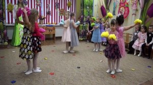 Красивый Танец с цветами на руке 8 марта средняя группа ГБДОУ № 67 Невского района Санкт-Петербурга