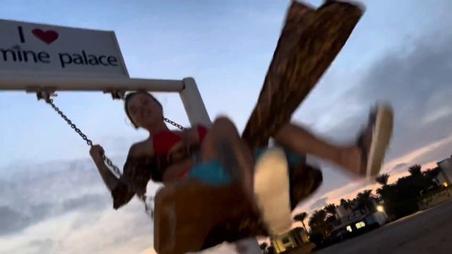 НА КАЧЕЛЯХ С МУЖЕМ. НА ПЛЯЖЕ ХУРГАДЫ. смотреть онлайн