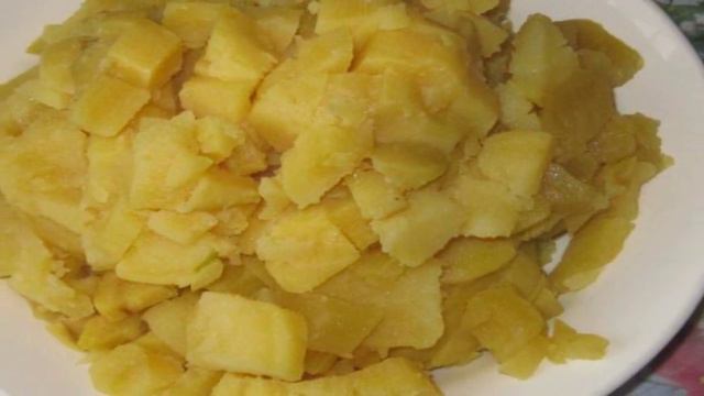 Окрошка на айране и кефире с сардельками