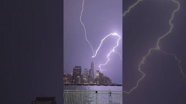 ⚡️Молния ударила во Всемирный торговый центр в Нью-Йорке #thunderstorm #nyc #worldtradecenter #dc