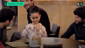 Как относятся к бездомным и благополучным детям на улице