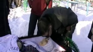 07 Похороны. Опускают гроб.