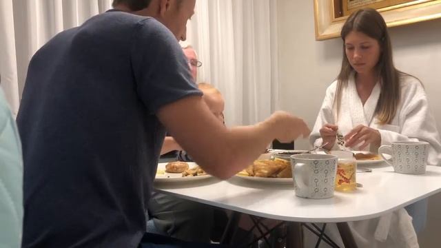 Платошка Воробьев ест блины с чёрной икрой смотреть онлайн