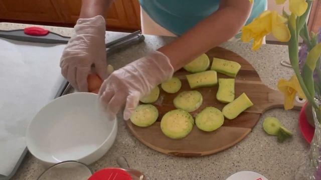 ГОТОВЛЮ КАБАЧОК ПРЯМО С ГРЯДКИ.В ДУХОВКЕ,ОЧЕНЬ ПРОСТО. SQUASH in the oven смотреть онлайн