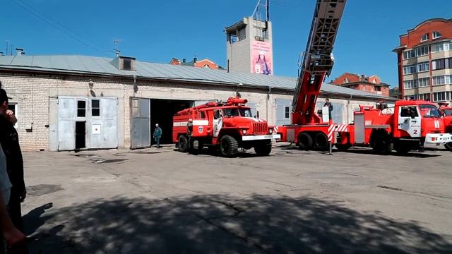 Экстренный выезд пожарной бригады (демонстрация)