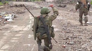 В Мариуполе российские военные разминируют территорию, прилегающую к комбинату "Азовсталь"