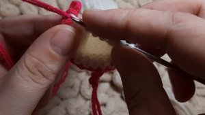 Как убрать бросовую нить при открытом наборном крае спицами.
