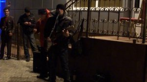 Парень на улице играет Цоя "Группа крови" Очень похоже