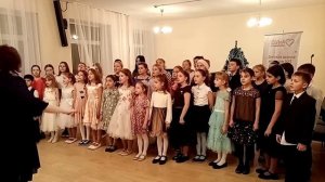 Муз А. Думченко, сл. Е. Чуриковой "К нам приходит Новый год". Исполняет младший хор МУДО "ДШИ № 5".