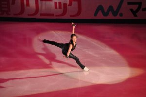 Фигуристка Алина Загитова в паре с Алексеем Ягудиным на шоу «Ледниковый период».