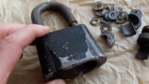 Замок навесной с дисковым механизмом ЧАЗ ВС2М-01. Ужас. Пластиковый стакан. Силуминовый замок.