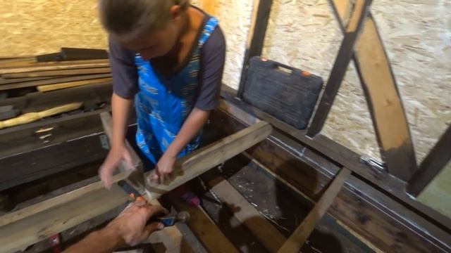 ДОМ В ДЕРЕВНЕ НА ФУНДАМЕНТЕ ИЗ ПОКРЫШЕК / БАНИ ЗДЕСЬ НЕ БУДЕТ / ЧЕРНОВОЙ ПОЛ В КОМНАТЕ смотреть онлайн