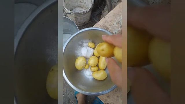 Как быстро очистить молодой картофель и не замазать руки. смотреть онлайн