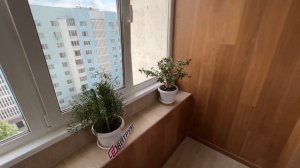 Обшивка лоджии ламинатом. Подоконник из плитки. Шкаф из ЛДСП на балкон.