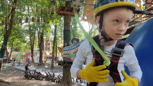 Семья Мироненко катается на автодроме, занимается альпинизмом и очень точно стреляет из оружия. смотреть онлайн