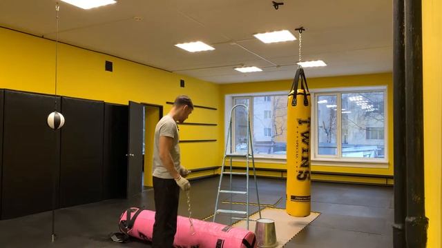Как повесить боксёрский мешок. Тайские мешки. Набивка и установка. Где взять хорошую экипировку? смотреть онлайн