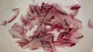 Салат из помидор с фасолью и маринованным луком