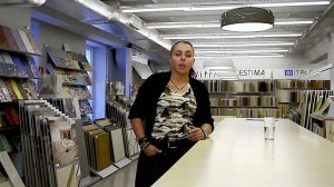 Как оформить стену над диваном