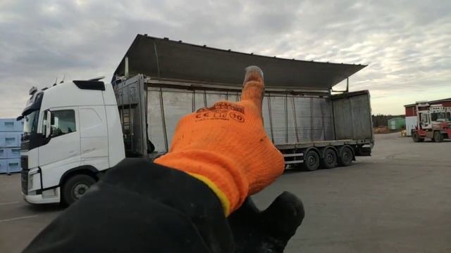 Подготовка прицепа к загрузке. Движуйщийся пол. смотреть онлайн