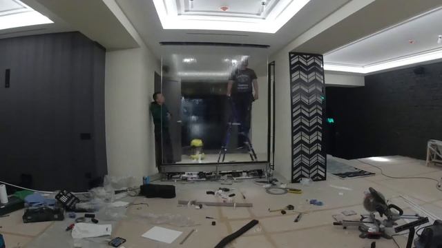 Монтаж интерьерного водопада по стеклу. ТАЙМЛАПС видео!!! смотреть онлайн