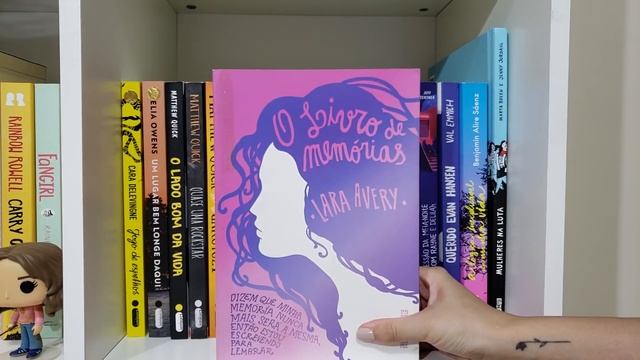 BOOKSHELF TOUR 2020 | TOUR PELA MINHA ESTANTE | Patricia Lima смотреть онлайн