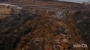 Ровняем пятно застройки. Подготовка под фундамент. Мини экскаватор копает под ленточный фундамент.
