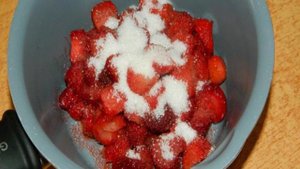 Шоколадный торт с клубникой