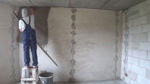 Нанесение цементной штукатурки с помощью Хоппер ковша.