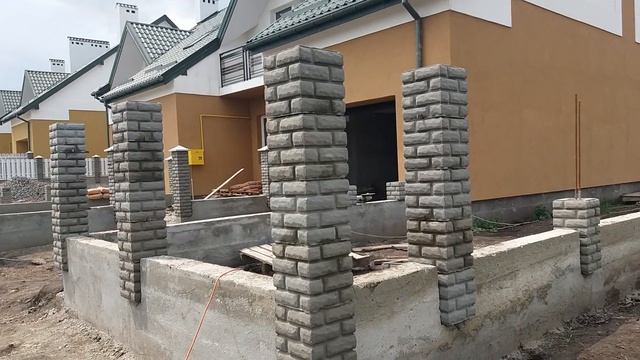 Бетонные заборные столбики на этапах установки I Застройщик «Моя Країна»