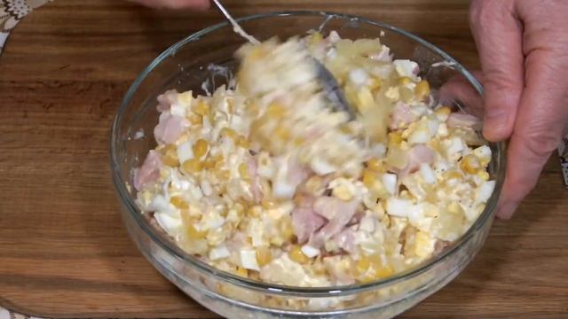 Как сделать салат с ананасами и курицей/Рецепт салата с ананасами и копченой курицей