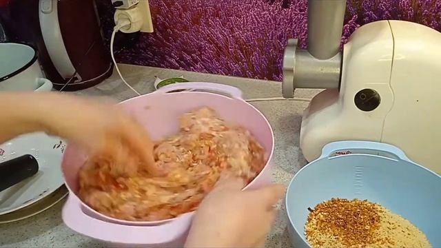 Вкусные, нежные и сочные натуральные куриные котлетки. смотреть онлайн