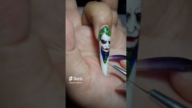 Рисую Джокера на ногтях.