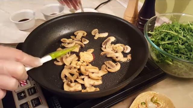 Тёплый салат из рукколы с куриной печенью.