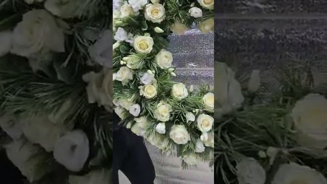Траурный Круглый Венок Из Живых Цветов В Нижнем Новгороде С Доставкой - Из Белых Роз смотреть онлайн