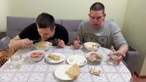 Заруба. Съели много еды за раз. Батл. Забили желудки.