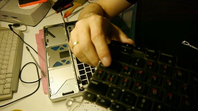 MacBook Pro A1278 Чистка системы охлаждения. Замена клавиатуры. смотреть онлайн