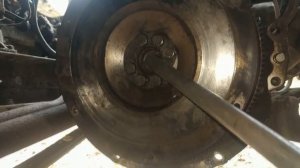Газель ЗМЗ 406 :  Снимаю подшипник маховика без сьемника.